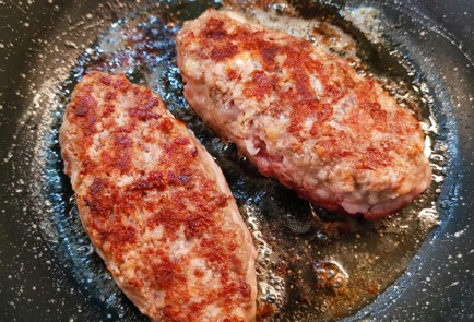 Фото шага рецепта Котлеты с сыром дорблю 174876 шаг 9  