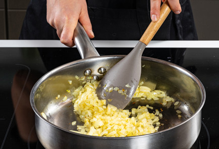 Фото шага рецепта Котлеты в духовке с томатным соусом 191372 шаг 2  