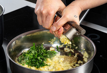 Фото шага рецепта Котлеты в духовке с томатным соусом 191372 шаг 3  