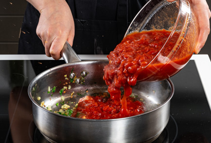 Фото шага рецепта Котлеты в духовке с томатным соусом 191372 шаг 4  