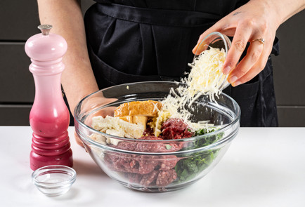 Фото шага рецепта Котлеты в духовке с томатным соусом 191372 шаг 6  