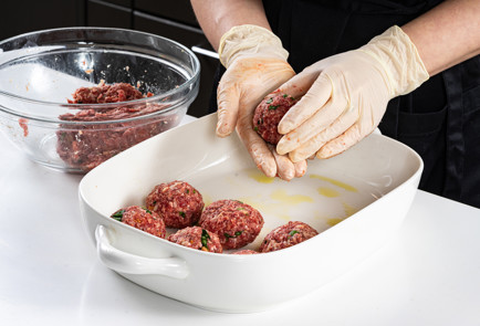 Фото шага рецепта Котлеты в духовке с томатным соусом 191372 шаг 7  