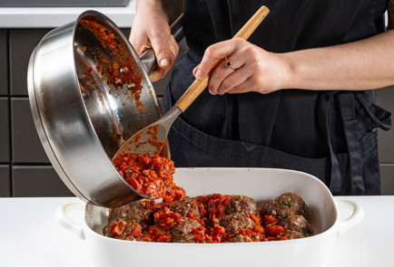 Фото шага рецепта Котлеты в духовке с томатным соусом 191372 шаг 8  