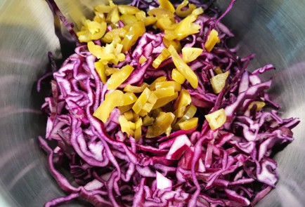 Фото шага рецепта Коулсло из краснокочанной капусты с халапеньо 175526 шаг 3  