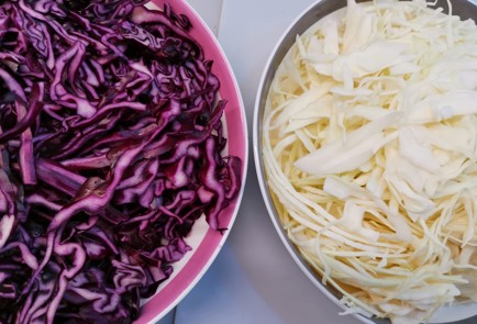 Фото шага рецепта Коулсло со свекольной заправкой 175532 шаг 1  