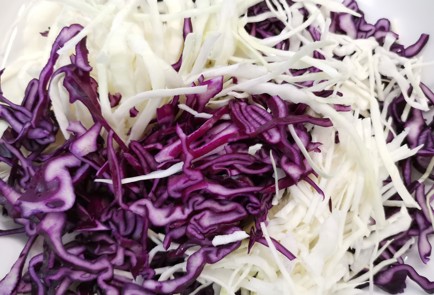 Фото шага рецепта Коулсло со свекольной заправкой 175532 шаг 2  