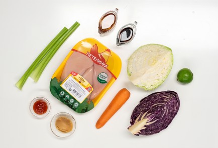 Фото шага рецепта Коулсло с рваной курицей и арахисовой заправкой 140339 шаг 1