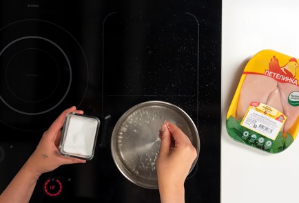 Фото шага рецепта Коулсло с рваной курицей и арахисовой заправкой 140339 шаг 2