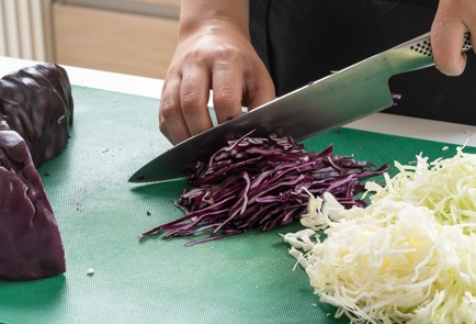 Фото шага рецепта Коулсло с рваной курицей и арахисовой заправкой 140339 шаг 3