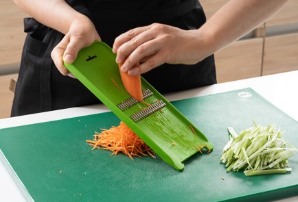 Фото шага рецепта Коулсло с рваной курицей и арахисовой заправкой 140339 шаг 4