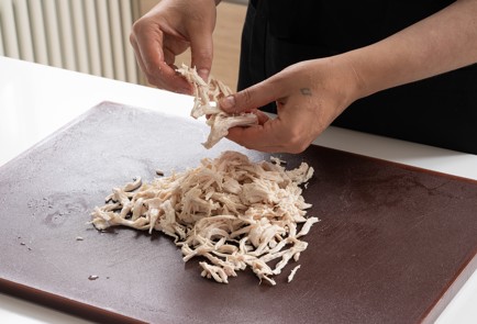 Фото шага рецепта Коулсло с рваной курицей и арахисовой заправкой 140339 шаг 5