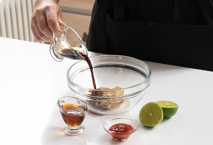 Фото шага рецепта Коулсло с рваной курицей и арахисовой заправкой 140339 шаг 6