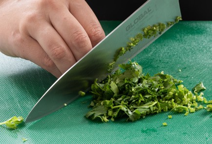 Фото шага рецепта Коулсло с рваной курицей и арахисовой заправкой 140339 шаг 7