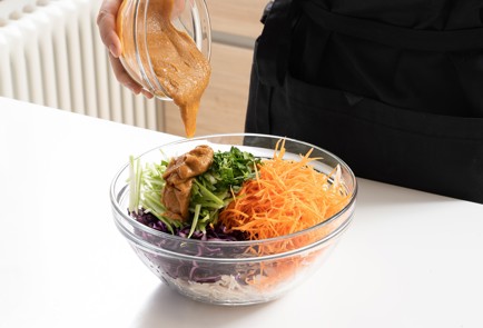 Фото шага рецепта Коулсло с рваной курицей и арахисовой заправкой 140339 шаг 8