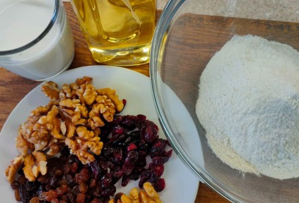 Фото шага рецепта Коврижка с изюмом сушеной вишней и орехами 189212 шаг 1  