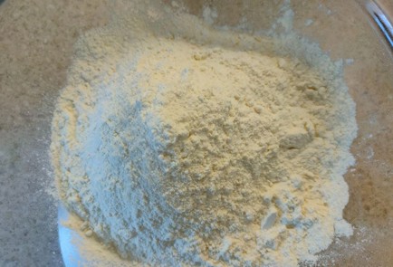 Фото шага рецепта Коврижка с изюмом сушеной вишней и орехами 189212 шаг 2  