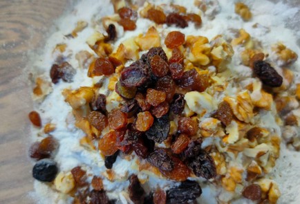 Фото шага рецепта Коврижка с изюмом сушеной вишней и орехами 189212 шаг 7  