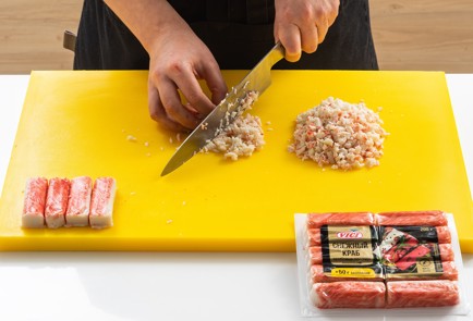 Фото шага рецепта Крабкейки с соусом тартар и зеленым салатом 151713 шаг 1  