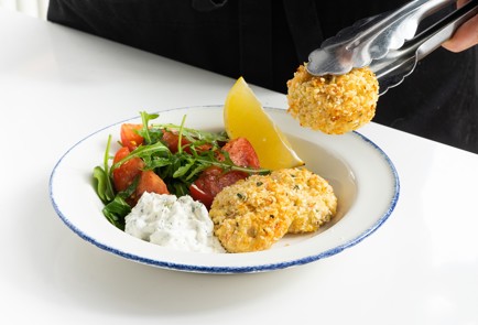 Фото шага рецепта Крабкейки с соусом тартар и зеленым салатом 151713 шаг 10  