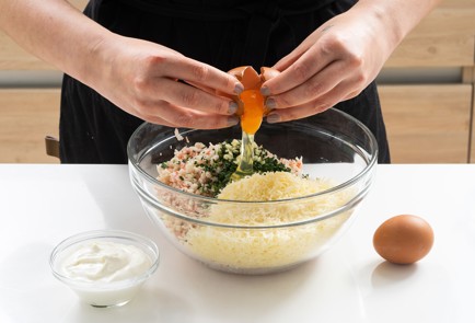 Фото шага рецепта Крабкейки с соусом тартар и зеленым салатом 151713 шаг 3  