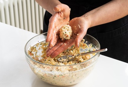 Фото шага рецепта Крабкейки с соусом тартар и зеленым салатом 151713 шаг 5  