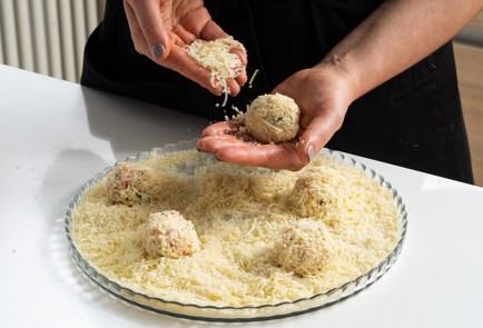 Фото шага рецепта Крабкейки с соусом тартар и зеленым салатом 151713 шаг 6  