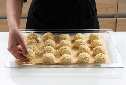 Фото шага рецепта Крабкейки с соусом тартар и зеленым салатом 151713 шаг 7  