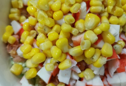 Фото шага рецепта Крабовый салат с кукурузой 175219 шаг 9  