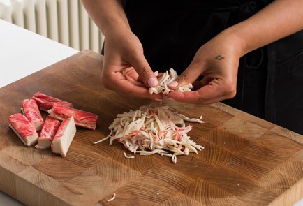 Фото шага рецепта Крабовый салат с огурцами и дайконом 152622 шаг 3  