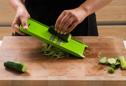 Фото шага рецепта Крабовый салат с огурцами и дайконом 152622 шаг 4  