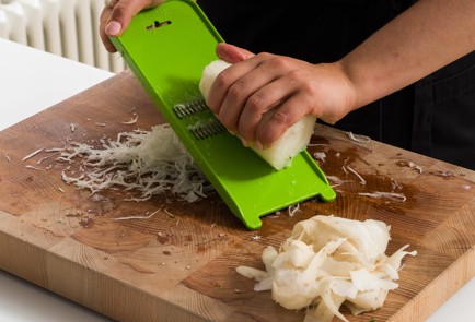 Фото шага рецепта Крабовый салат с огурцами и дайконом 152622 шаг 5  