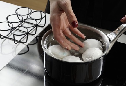 Фото шага рецепта Крабовый салат с яйцами 152965 шаг 2  