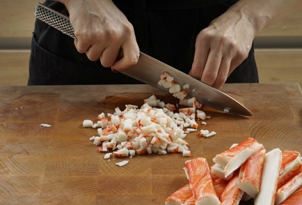 Фото шага рецепта Крабовый салат с яйцами 152965 шаг 7  