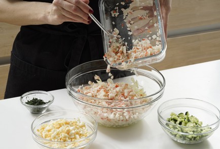 Фото шага рецепта Крабовый салат с яйцами 152965 шаг 8  