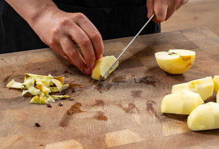 Фото шага рецепта Крамбл из яблок и клюквы 190685 шаг 2  