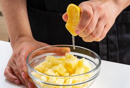 Фото шага рецепта Крамбл из яблок и клюквы 190685 шаг 4  