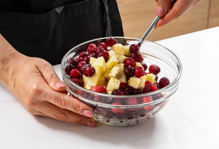 Фото шага рецепта Крамбл из яблок и клюквы 190685 шаг 6  