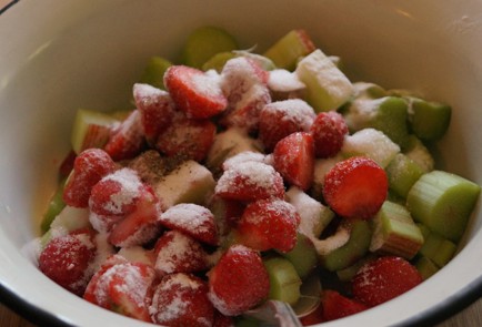 Фото шага рецепта Крамбл с ревенем 125351 шаг 2  