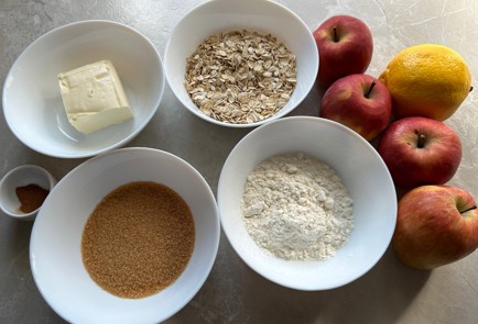 Фото шага рецепта Крамбл с яблоками и овсянкой 174115 шаг 1  