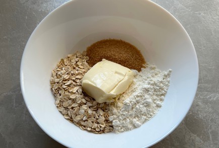 Фото шага рецепта Крамбл с яблоками и овсянкой 174115 шаг 7  