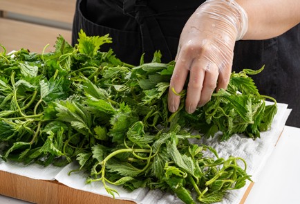 Фото шага рецепта Крапивный кремсуп 186374 шаг 2  