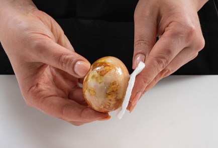 Фото шага рецепта Крашеные яйца с мраморным узором 173459 шаг 10