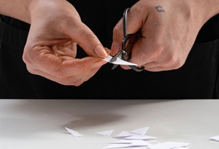 Фото шага рецепта Крашеные яйца с мраморным узором 173459 шаг 3