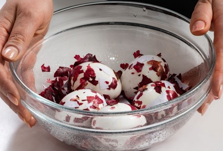 Фото шага рецепта Крашеные яйца с мраморным узором 173459 шаг 4