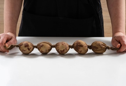 Фото шага рецепта Крашеные яйца с мраморным узором 173459 шаг 5