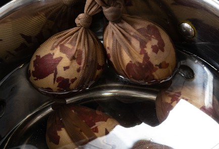 Фото шага рецепта Крашеные яйца с мраморным узором 173459 шаг 6