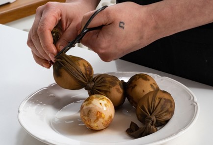 Фото шага рецепта Крашеные яйца с мраморным узором 173459 шаг 7