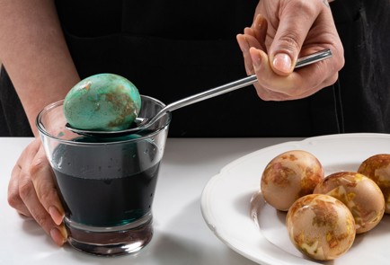 Фото шага рецепта Крашеные яйца с мраморным узором 173459 шаг 8