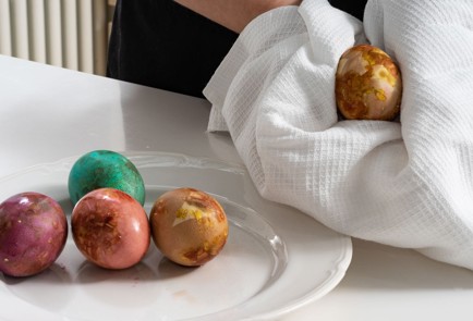 Фото шага рецепта Крашеные яйца с мраморным узором 173459 шаг 9