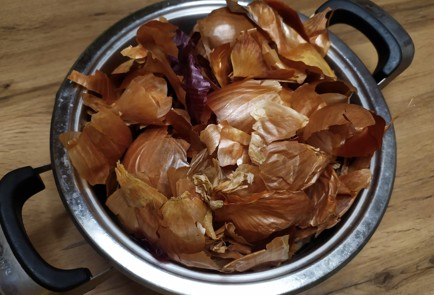 Фото шага рецепта Крашеные яйца в луковой шелухе 188953 шаг 1  